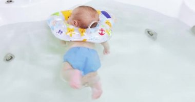Bebek tıp bir kaşık verilir