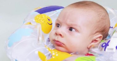 Bebek tıp bir kaşık verilir