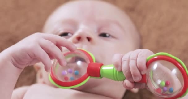 Bebê com um chocalho — Vídeo de Stock
