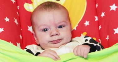 Sallanan beşik içinde erkek bebek