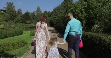 Parktaki genç aile