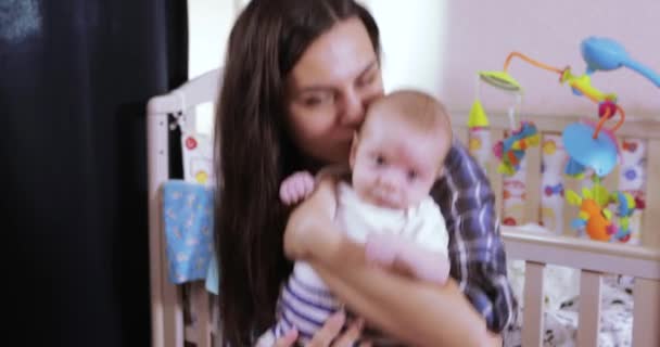 Maman avec enfant sautant sur la balle — Video