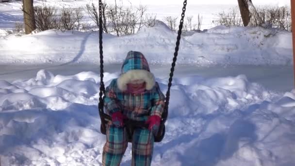 Maman et fille sur une balançoire — Video