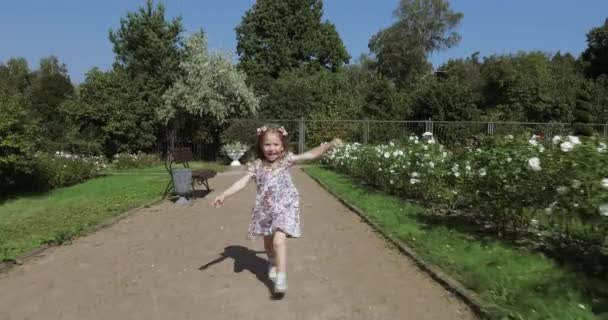 Menina bebê corre no parque — Vídeo de Stock