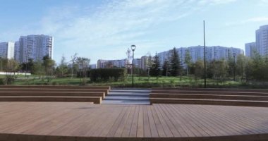 Sahne ve şehir park banklar