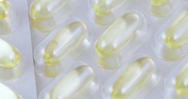 Balık yağı kapsülleri kabarcıklar içinde