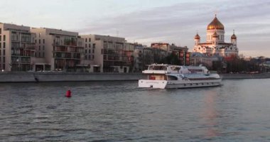 Görünümü Moskova Nehri başka bankadan Kurtarıcı İsa Katedrali