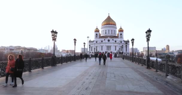 Weg entlang der patriarchalischen Brücke zur Kathedrale Christi des Erlösers — Stockvideo