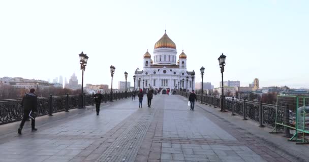 Chemin le long du pont patriarcal vers la cathédrale du Christ Sauveur — Video