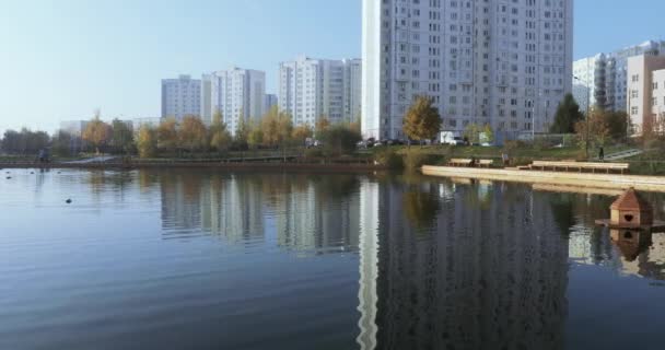 Lagoa no parque da cidade — Vídeo de Stock