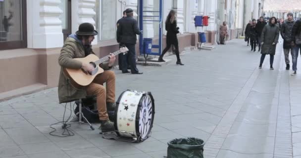 Gatumusikant på Nikolskaya — Stockvideo