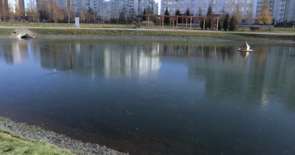 Lago cascata no parque — Vídeo de Stock