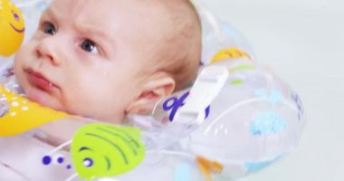 Bebek tıp bir kaşık verilir