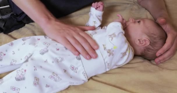 Массаж с коликами для новорожденных — стоковое видео
