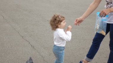 Kız güvercinler beslemeleri