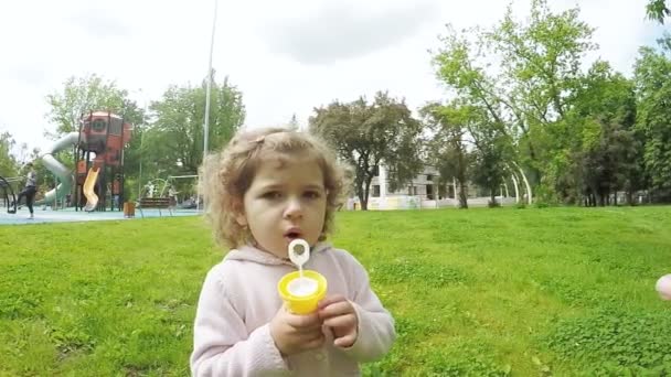 Ребенок с мыльными пузырями — стоковое видео