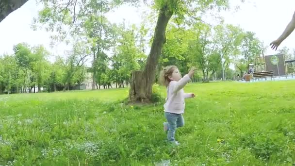 Mamma vänder barnet i famnen — Stockvideo