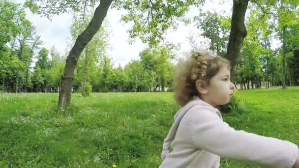 Niña corriendo por el césped — Vídeos de Stock