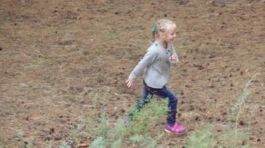 Kız çocuk ormanda koşuyor.