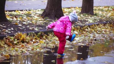 Kız çocuğu su birikintilerinde koşar