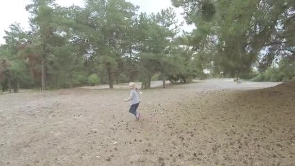 Fille enfant cours à travers la forêt — Video