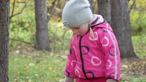 Bébé fille aux feuilles jaunes