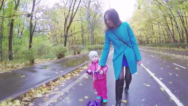 Мама и девочка на скутере — стоковое видео