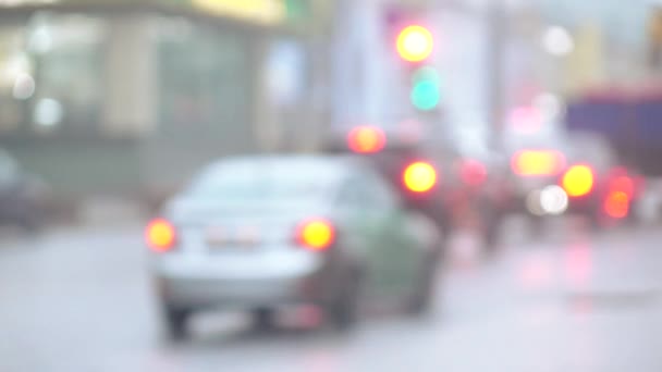 Mermelada de coche en lluvia fuerte Desenfoque óptico — Vídeo de stock