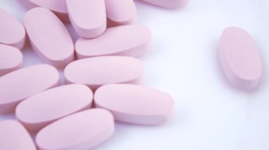 Plaka üzerinde oval pembe Tablet