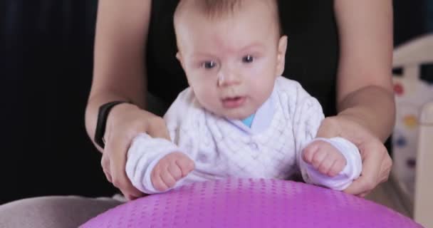 Babyjongen oprispingen melk — Stockvideo