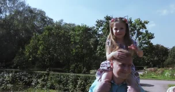 Dad with a child on his shoulders — Stock Video