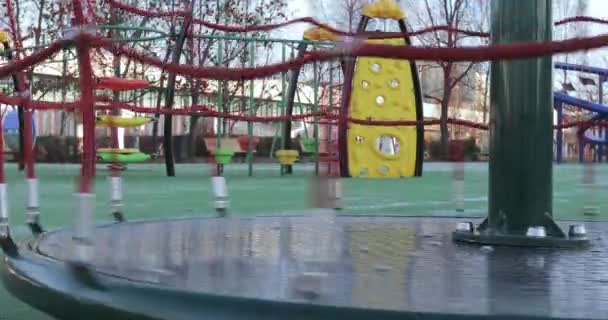 公園でカルーセルの回転 — ストック動画