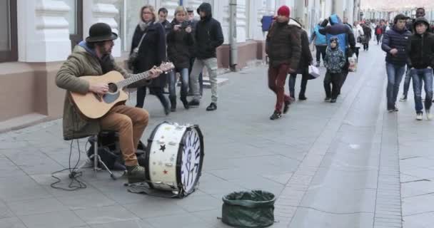 Gatemusiker på Nikolskaja – stockvideo