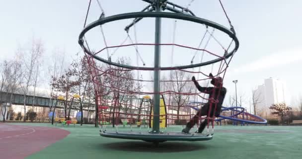 Mannen Rotation av karusellen i parken — Stockvideo