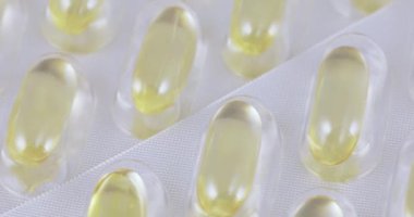 Balık yağı kapsülleri kabarcıklar içinde