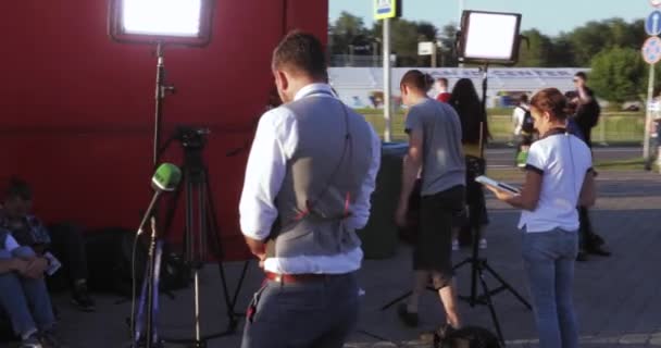 Journalist und Betreiber unter Fans — Stockvideo