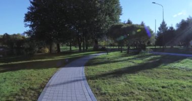 Şehir parkındaki sokak.