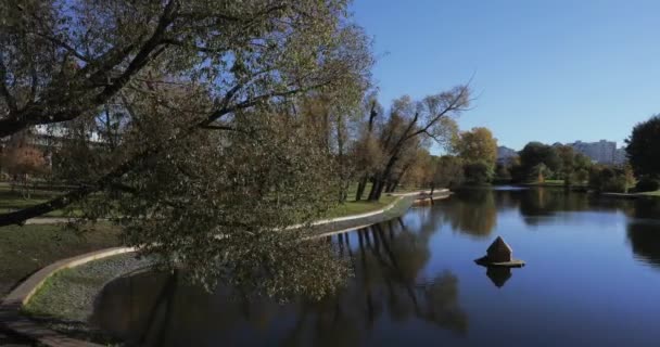 Étang dans le parc municipal