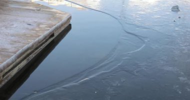 Gölet ve ahşap bir ev dondurma