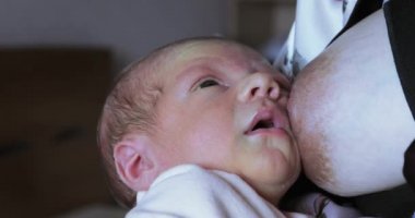 Güzel kadın bebek beslenme