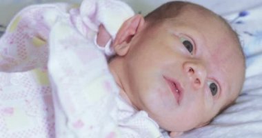 Yatak levha bebek üzerinde yalan
