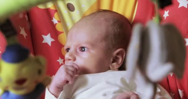 Bambino in culla a dondolo — Video Stock