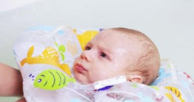 Bebek tıp bir kaşık verilir