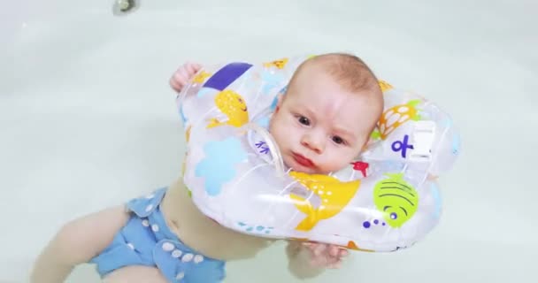 De baby krijgt geneeskunde in een lepel — Stockvideo