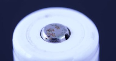 Bir büyük beyaz pille paslı kişiler