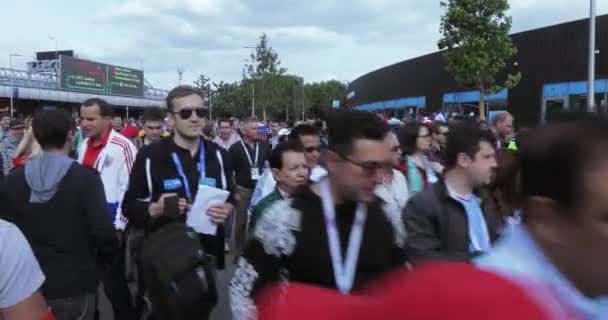 Fans vor dem Fußballspiel — Stockvideo