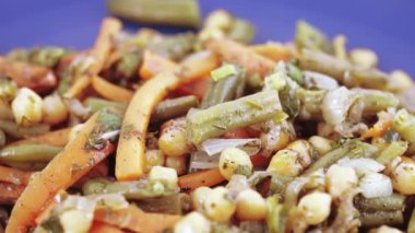 bir tabakta sebze salatası