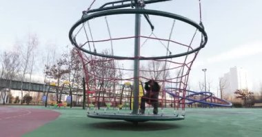 Bahçesi iplik atlıkarınca Bahçesi, adam