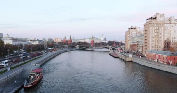 Uitzicht op het Moskouse Kremlin vanaf de Patriarchale brug — Stockvideo