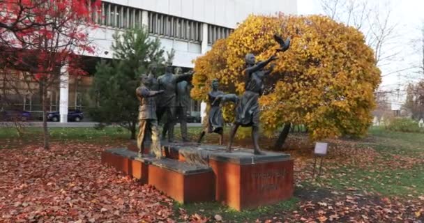 Monumen untuk Soviet orang di taman — Stok Video